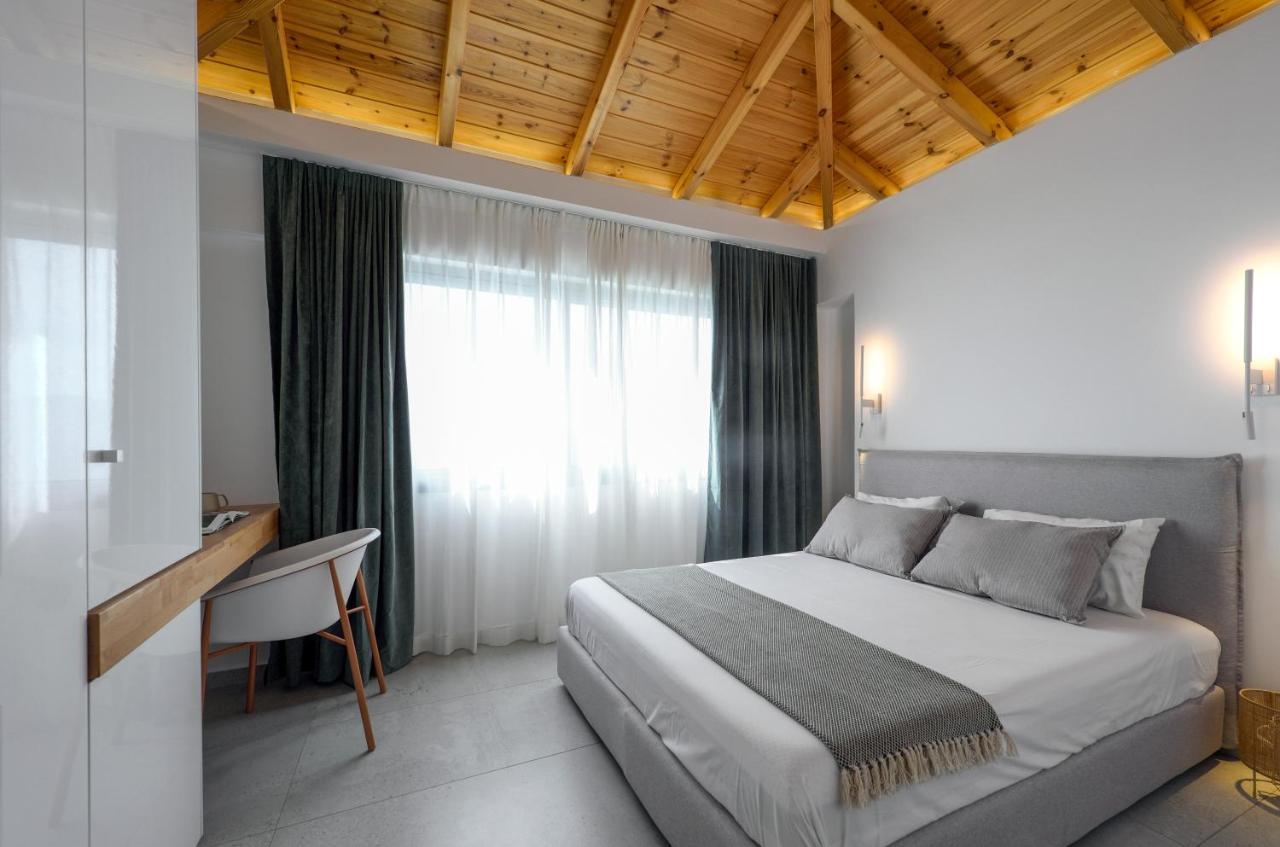 Lithos Retreat 2 *