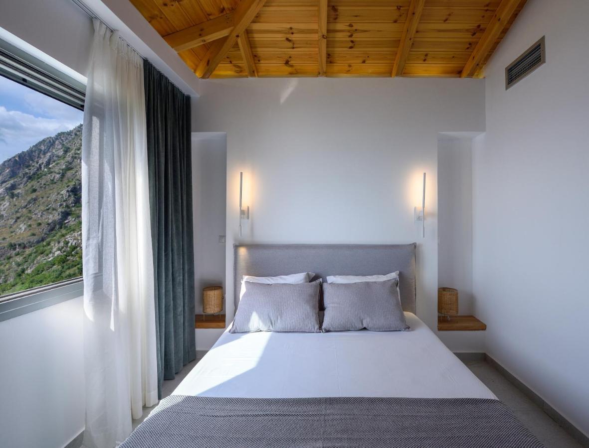 Lithos Retreat 2 *